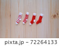 赤系ミニチュア手編み靴下4足（横位置） 72264133