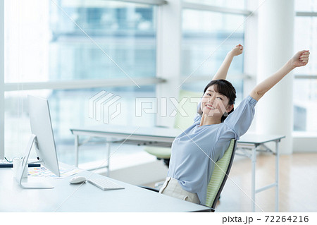 オフィスでストレッチをする女性 オフィスでストレッチをする女性 72264216