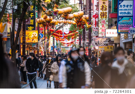 日本の横浜都市景観 コロナ禍でも賑わいが戻った横浜中華街。=2020年12月6日(日曜日) 日本の横浜都市景観 コロナ禍でも賑わいが戻った横浜中華街。=2020年12月6日(日曜日) 72264301