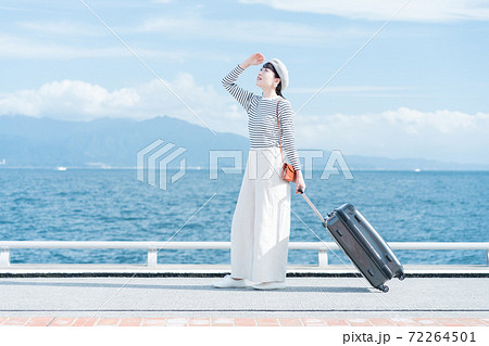 旅行に出かける女性 72264501