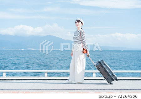 旅行に出かける女性 旅行に出かける女性 72264506