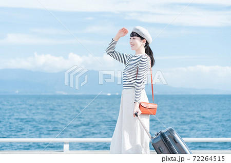 旅行に出かける女性 72264515