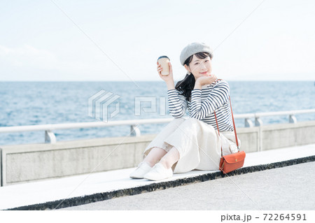 旅行に出かける女性 72264591