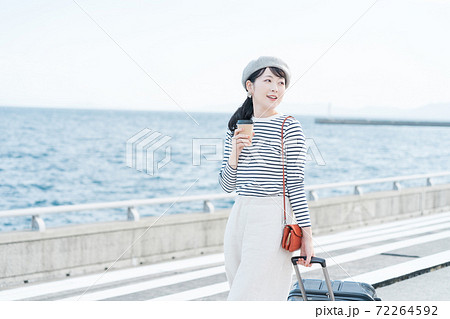 旅行に出かける女性 旅行に出かける女性 72264592