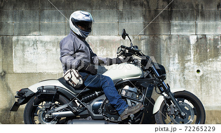 ミドルクルーザーバイクとライダー　東京 72265229