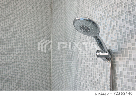 モダンでシンプルなシャワーヘッドとタイルの壁 モダンでシンプルなシャワーヘッドとタイルの壁 72265440