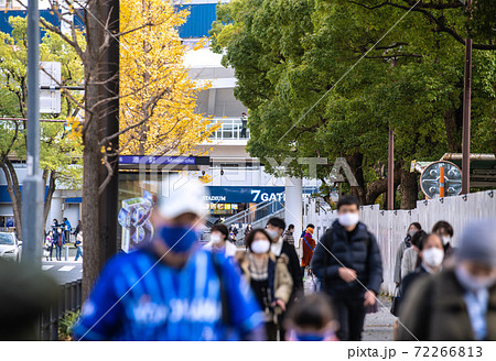 日本の横浜都市景観 コロナ禍の横浜・関内。マスク姿の人たち(奥は横浜スタジアム)=12月6日 日本の横浜都市景観 コロナ禍の横浜・関内。マスク姿の人たち(奥は横浜スタジアム)=12月6日 72266813