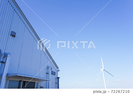 風力発電機と倉庫 風力発電機と倉庫 72267210