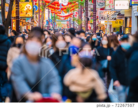 日本の横浜都市景観 コロナ禍でも賑わいが戻った横浜中華街。=2020年12月6日(日曜日) 日本の横浜都市景観 コロナ禍でも賑わいが戻った横浜中華街。=2020年12月6日(日曜日) 72267507