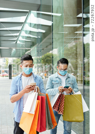 Young Vietnamese men shopping 72267932