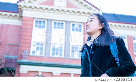 校舎の前で未来を見る女性 校舎の前で未来を見る女性 72268813