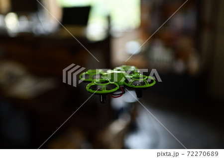 屋内での飛行練習 72270689