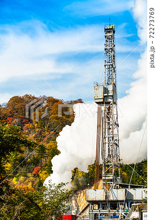 鬼首地熱発電所紅葉と湯煙 72273769