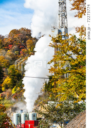 鬼首地熱発電所紅葉と湯煙 72273774