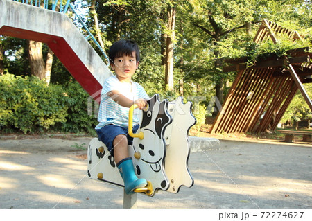 公園で遊ぶ男の子 公園で遊ぶ男の子 72274627