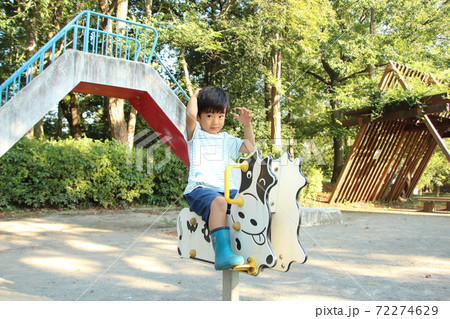 公園で遊ぶ男の子 公園で遊ぶ男の子 72274629