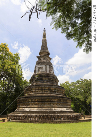 チェンマイの洞窟寺(トンネル寺)ワット・ウモーンの仏塔 チェンマイの洞窟寺(トンネル寺)ワット・ウモーンの仏塔 72274729