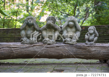 チェンマイの洞窟寺（トンネル寺）ワット・ウモーンの三猿  72274731