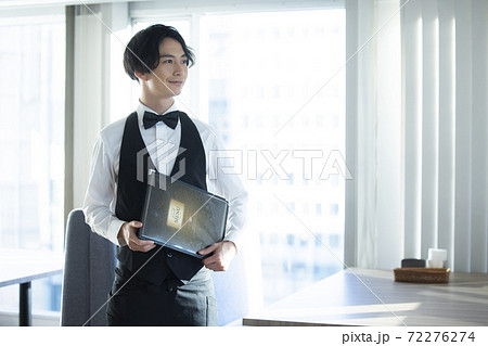 ウェイター　店員　経営者　オーナー　飲食店　 72276274