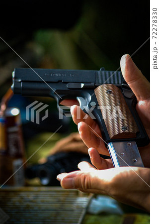 マガジン挿入 72278330