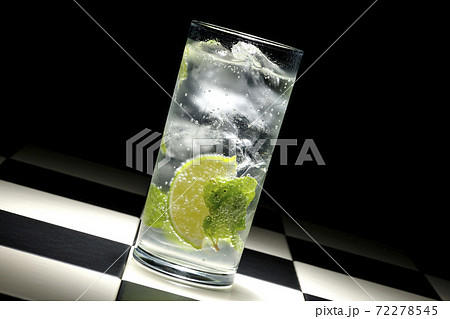 ミントやライムが入ったモヒート 72278545