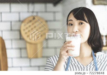 牛乳を飲む女性の写真素材