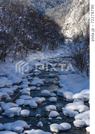 北海道で降雪後の川 北海道で降雪後の川 72278790