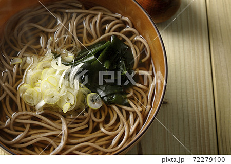 刻み葱とわかめがトッピングされたシンプルな掛け蕎麦（俯瞰） 72279400