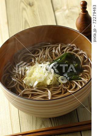刻み葱とわかめがトッピングされたシンプルな掛け蕎麦と瓢箪型の七味入れ 刻み葱とわかめがトッピングされたシンプルな掛け蕎麦と瓢箪型の七味入れ 72279463
