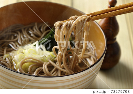 刻み葱とわかめがトッピングされたシンプルな掛け蕎麦を食べる 刻み葱とわかめがトッピングされたシンプルな掛け蕎麦を食べる 72279708
