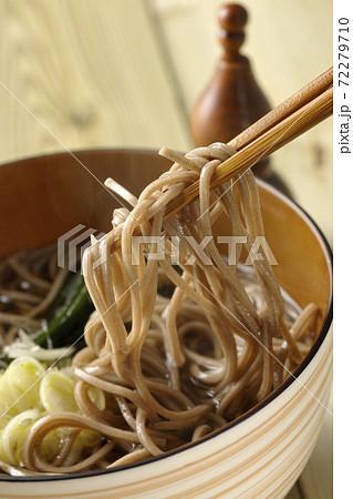 刻み葱とわかめがトッピングされたシンプルな掛け蕎麦を食べる 刻み葱とわかめがトッピングされたシンプルな掛け蕎麦を食べる 72279710