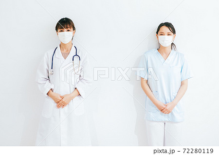 マスクをする医者 医師 女医 と看護師の写真素材