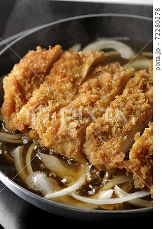 IHクッキングヒーターに対応している親子鍋でカツと玉ねぎを煮る IHクッキングヒーターに対応している親子鍋でカツと玉ねぎを煮る 72280278
