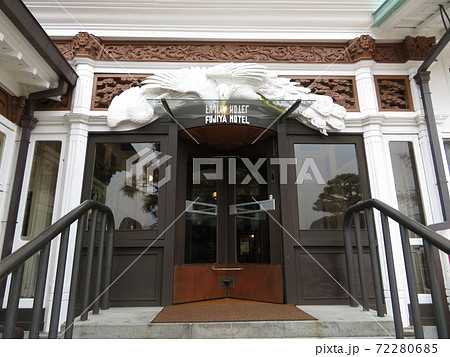 富士屋ホテル本館　玄関の回転ドアと彫刻 72280685