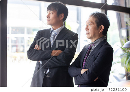 オフィスにいるビジネスマン オフィスにいるビジネスマン 72281100