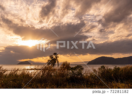滋賀県長浜市　湖北野鳥センターからの琵琶湖の夕景 72281182