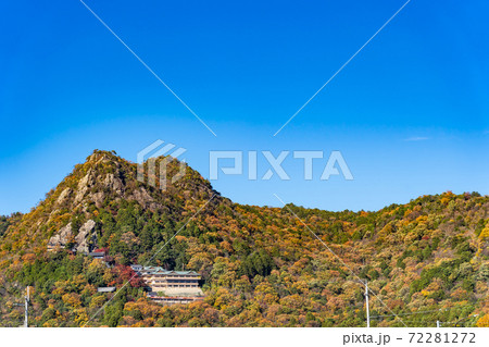 滋賀県東近江市 全山紅葉している太郎坊宮の遠景 滋賀県東近江市 全山紅葉している太郎坊宮の遠景 72281272