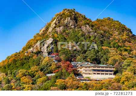 滋賀県東近江市 全山紅葉している太郎坊宮の遠景 滋賀県東近江市 全山紅葉している太郎坊宮の遠景 72281273
