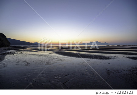 熊本県の有明海に沈む夕日百選にも選ばれた御輿来海岸の夕焼け風景 熊本県の有明海に沈む夕日百選にも選ばれた御輿来海岸の夕焼け風景 72282322