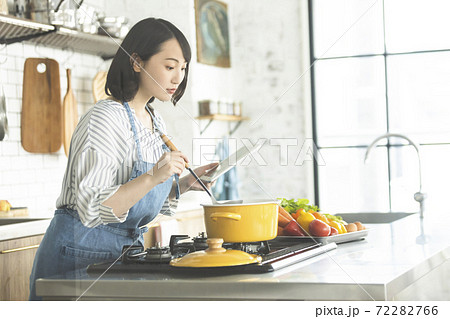 キッチンで料理を作る女性 72282766