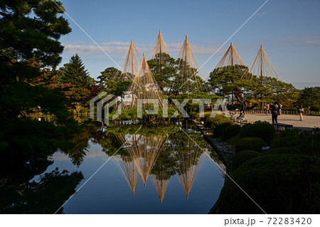 兼六園の池に映り込む紅葉 72283420