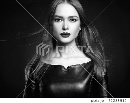 Black And White Portrait Of Beautiful Girlの写真素材