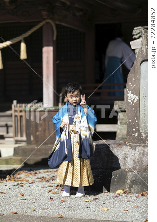 神社で七五三撮影をする五歳の男の子 72284852