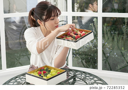 フルーツの詰め合わせに喜ぶ女性 72285352