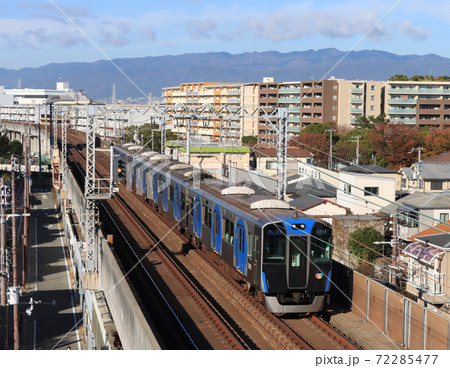 阪神電車 出屋敷駅に着く5700系電車 阪神電車 出屋敷駅に着く5700系電車 72285477