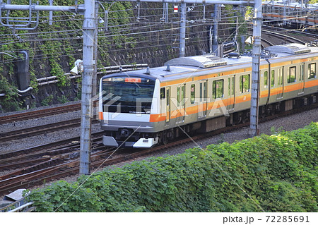 御茶ノ水駅そばの聖橋の上から見る総武線&中央線 御茶ノ水駅そばの聖橋の上から見る総武線&中央線 72285691