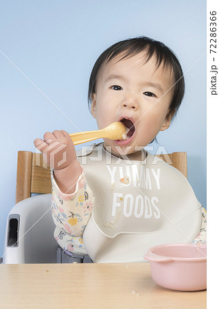 ベビーフードを食べる赤ちゃん ベビーフードを食べる赤ちゃん 72286366