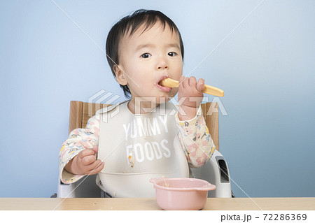 ベビーフードを食べる赤ちゃん 72286369