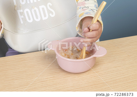 ベビーフードを食べる赤ちゃん ベビーフードを食べる赤ちゃん 72286373