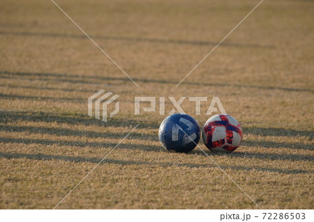 芝生の上のサッカーボールの写真素材